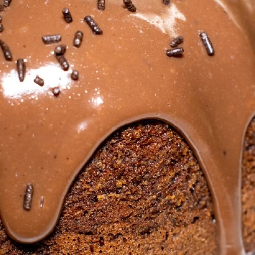 Receita de Bolo de Chocolate Cremoso com Cobertura